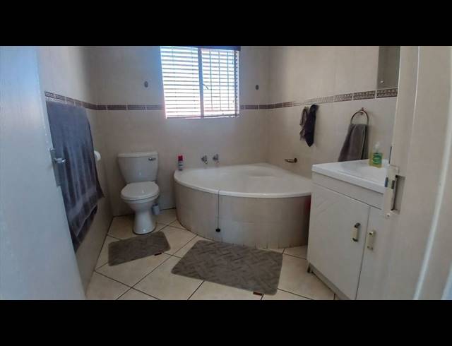 6 BEDROOM GATED ESTATE FOR SALE IN KEMPTON PARK EXT 4